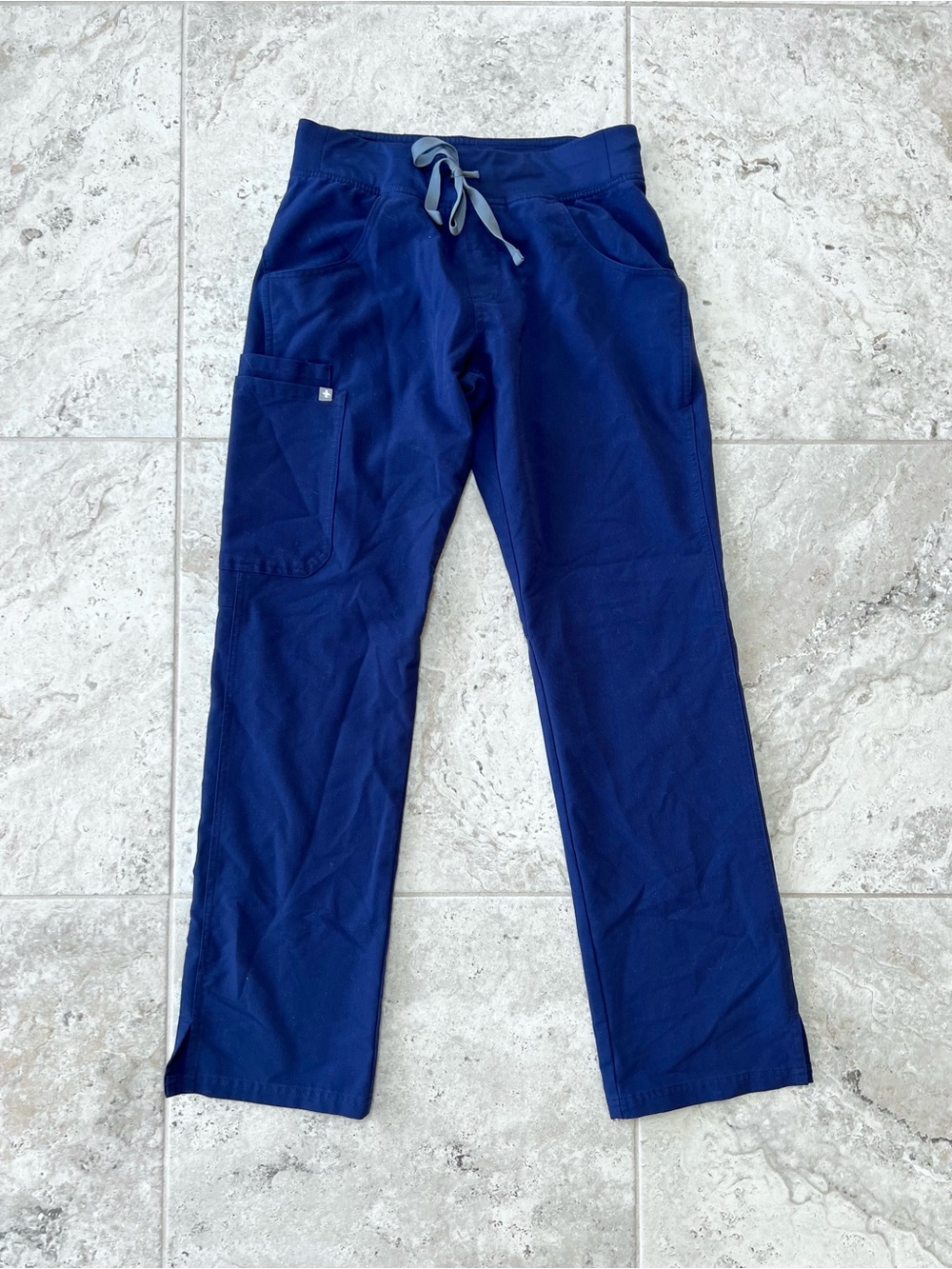 FIGS Women’s Kade Cargo Scrub Straight Leg Pants in Navy Blue (PO# 1303), XS